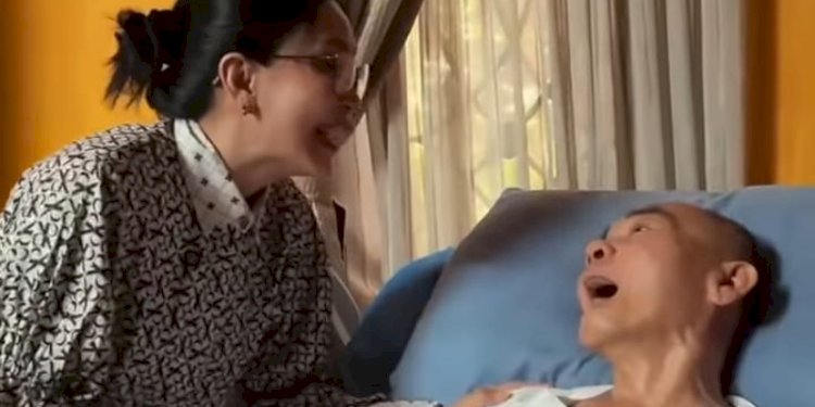Tangkap layar momen Rieke Diah Pitaloka menjenguk Mat Solar/Repro