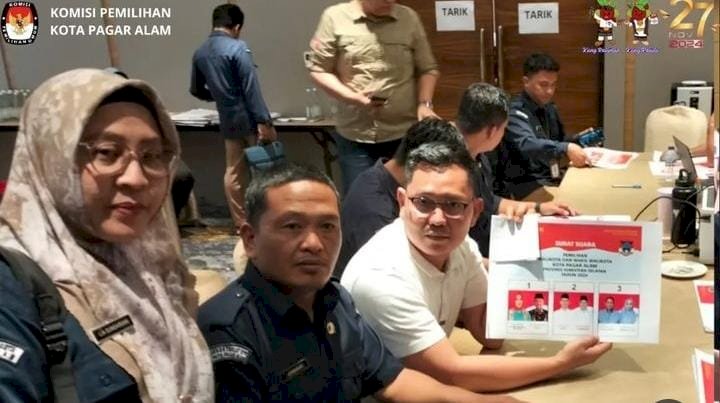 Komisioner KPUD Pagar Alam Saat Menghadiri Rapat Koordinasi Desain Surat Suara Pilkada (Handout)