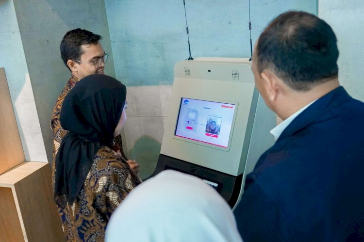 Proses registrasi kartu SIM Prabayar menggunakan teknologi biometrik (Dokumentasi Telkomsel)