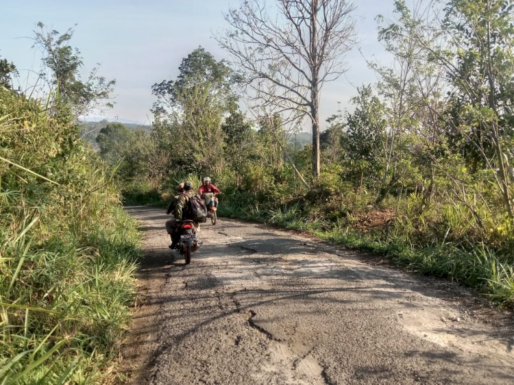 Ruas Jalan Rusak Penghubung Tiga Desa di Kecamatan Dempo Tengah. (Taufik/RMOLSumsel.id)