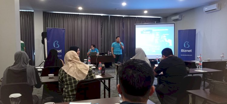  Regional Manager Sumatera Bagian Selatan Piscesco Heyzuputra dan ASM Territory West Sumatera, Amoldus P Utomo sat kegiatan rangkain hari jadi Biznet ke 24 di Airish hotel palembang (Maya Hasan/RMOLSumsel.di )