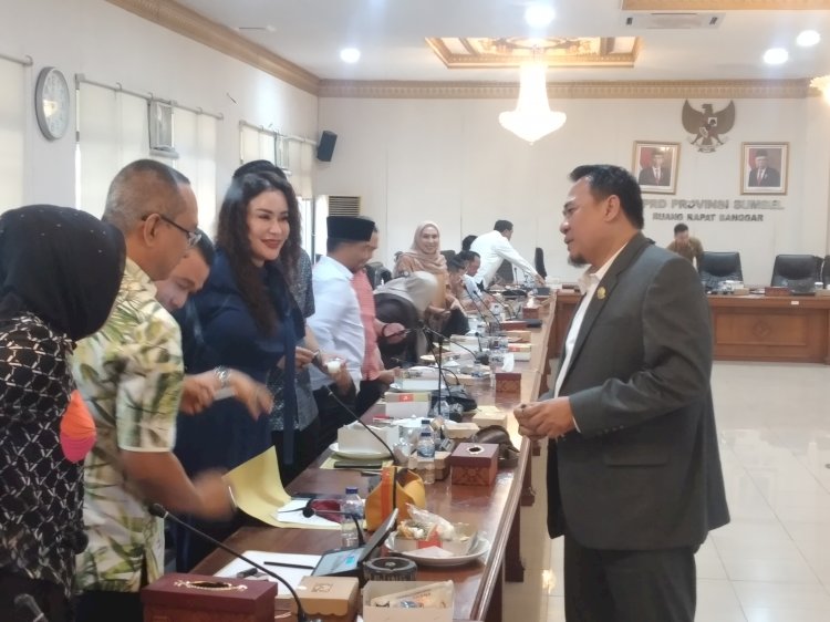 DPRD Sumatera Selatan (Sumsel) menetapkan  komposisi pimpinan Fraksi DPRD Sumsel periode 2024-2029 definitif dalam rapat  pertama di ruang Banggar DPRD Sumsel, Senin (7/10).(Dudy Oskandar/RMOLSumsel.id)