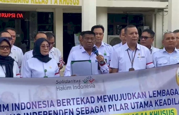 Puluhan hakim di Pengadilan Negeri Kelas IA Khusus Palembang membentangkan spanduk berisi dukungan terhadap Ikatan Hakim Indonesia (IKAHI) melakukan aksi mogok kerja. Mereka mengaku menjadi bagian hakim yang kesejahteraannya belum terjamin.Puluhan hakim di Pengadilan Negeri Kelas IA Khusus Palembang membentangkan spanduk berisi dukungan terhadap Ikatan Hakim Indonesia (IKAHI) melakukan aksi mogok kerja. Mereka mengaku menjadi bagian hakim yang kesejahteraannya belum terjamin. (Handout)