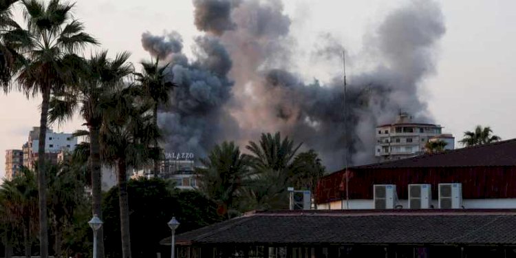 Asap mengepul di tengah permusuhan yang sedang berlangsung antara Hizbullah dan pasukan Israel, di Tyre, Lebanon selatan, pada Senin, 7 Oktober 2024/Reuters