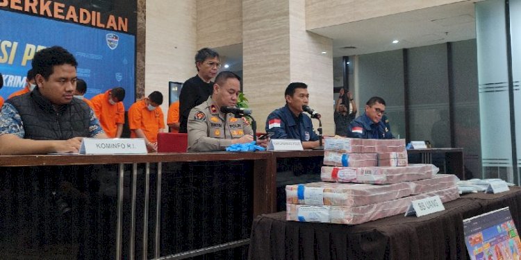 Dirtipidsiber Bareskrim Polri, Brigjen Himawan Bayu Aji dan Karopenmas Divhumas Mabes Polri Brigjen Trunoyudo dalam konferensi pers di Bareskrim Polri, Jakarta Selatan pada Selasa, 8 Oktober 2024./RMOL
