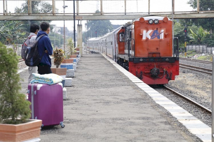 Pemudik yang menggunakan jasa kereta api. (ist/rmolsumsel.id) 