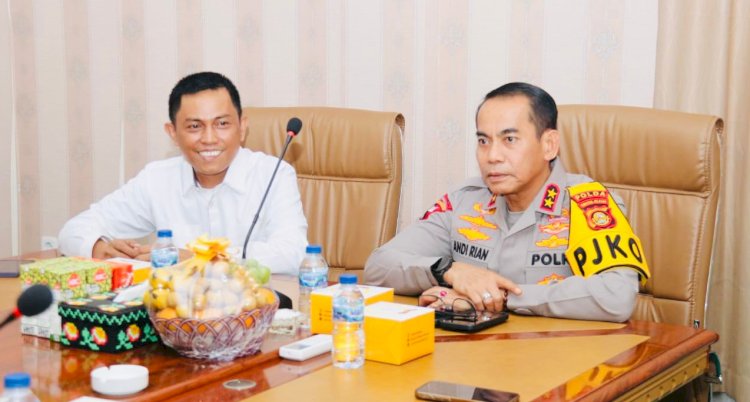 Kapolda Sumsel Irjen Andi Rian R Djajadi saat berkunjung ke Kantor Bawaslu Sumsel/ist