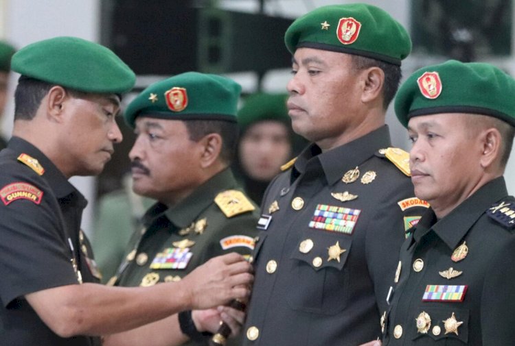 Panglima Kodam II/Sriwijaya Mayjen TNI M. Naudi Nurdika, memimpin langsung Acara Serah Terima Jabatan (Sertijab) Lima Pejabat Kodam II/Swj bertempat di Gedung Sudirman Makodam II/Sriwijaya Palembang/Foto:Pendam II SWJ