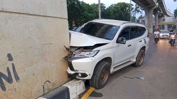  Kondisi mobil Pajero Sport ringsek usai hantam tiang LRT Depan Pasar Cinde Palembang . (Fauzi/RMOLSumsel.id)
