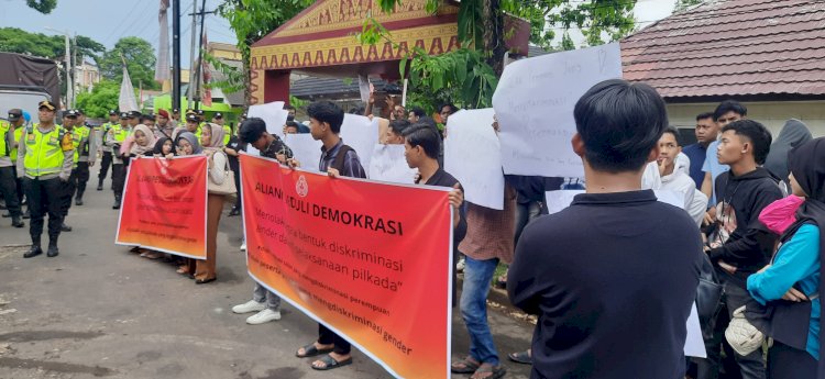 Massa dari Aliansi Peduli Demokrasi kota Palembang saat menggelar aksi damai di Kantor KPU Palembang . (Fauzi/RMOLSumsel.id)