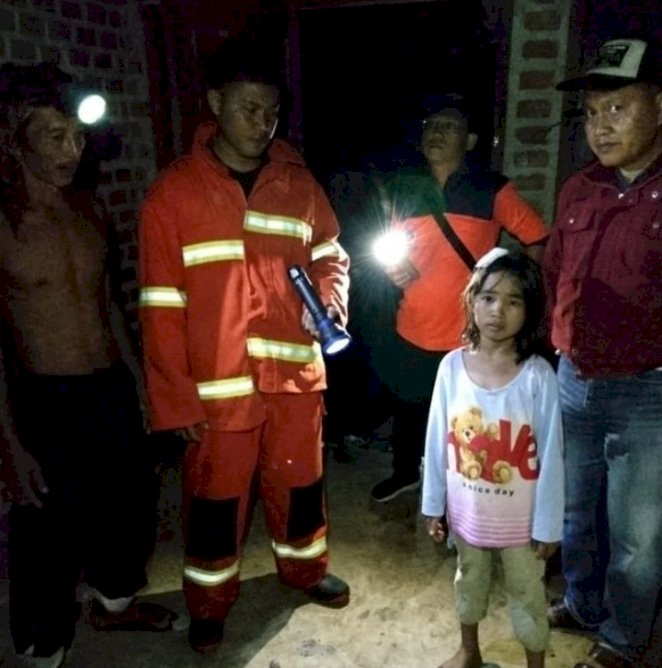 Seorang anak yang berhasil selamat usai ditimpa dinding rumah yang roboh setelah terjadi bencana angin puting beliung. (Handout)