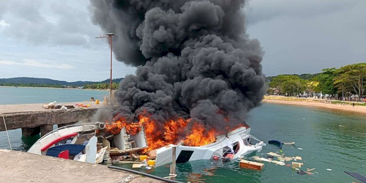 Speedboat yang ditumpangi Cagub Malut Benny Laos dan istrinya terbakar di Pelabuhan Bobong, Pulau Talibu, Maluku Utara/Net