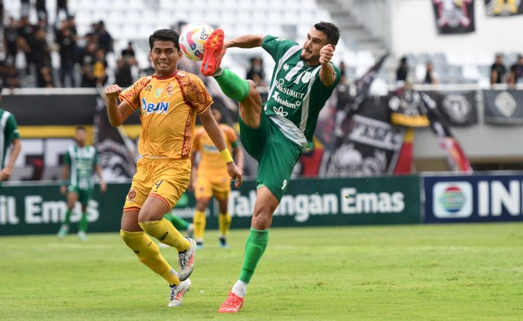 Dua pemain berjibaku memperebutkan bola dalam lanjutan Liga 2 di Stadion Gelora Sriwijaya/Foto: Media Officer PSMS