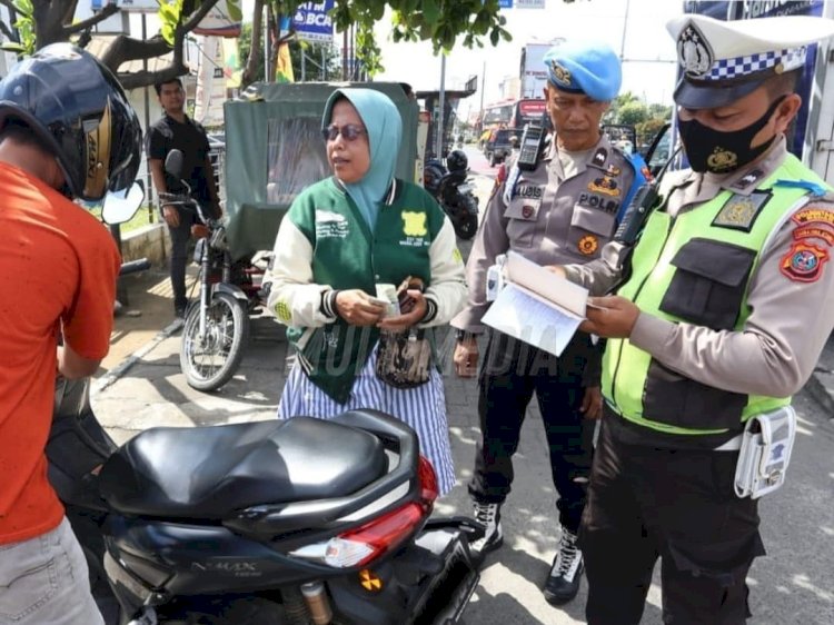 Satlantas Polres Lubuklinggau saat melaksanakan razia kepada pengendara yang melanggar/Foto dok Satlantas Lubuklinggau)