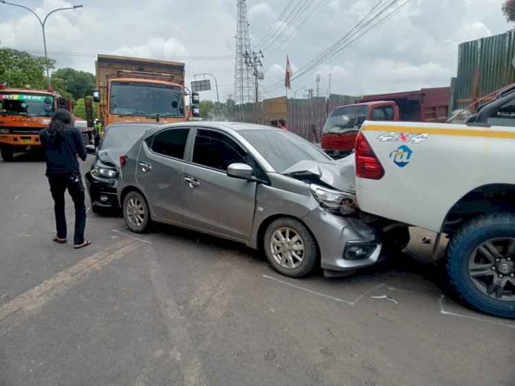 Diduga rem blong kecelakaan beruntun yang melibatkan enam kendaraan terjadi di Jl lintas Muara Enim - Prabumulih, Kecamatan Muara Enim. (Noviansyah/rmolsumsel.id) 