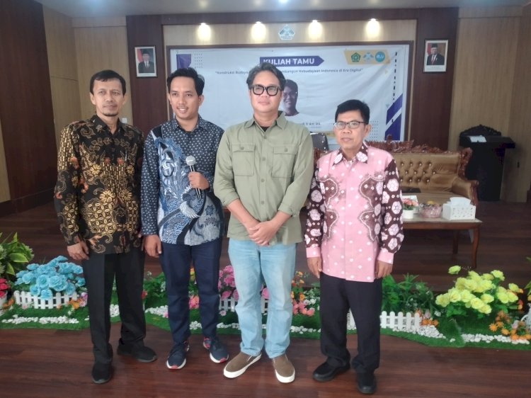  Dosen Jurusan Antropologi Fakultas Ilmu Budaya Universitas Gadjah Mada (UGM), Dr. Muhammad Zamzam Fauzanafi, S.Ant., M.A, (tengah) saat menjadi dosen tamu di Fakultas Adab dan Humaniora  UIN Raden Fatah Palembang. (Dudi Oskandar/RMOLSumsel.id)