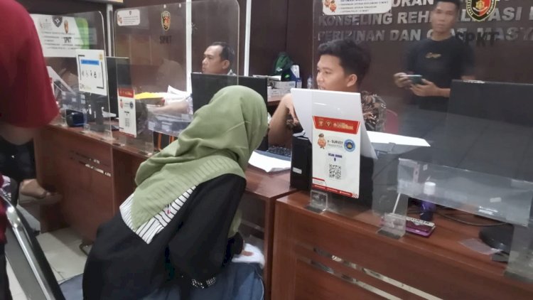 Korban Fitri ketika membuat laporan polisi.  (Handout)
