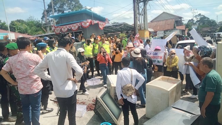  Emak-emak menggelar aksi di depan Kantor PLN dan Pemkab Empat Lawang. (Handout)