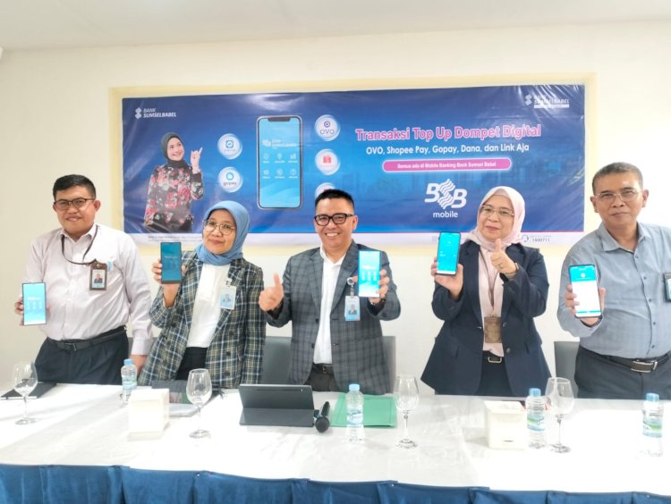  Pemimpin Divisi Pengembangan Produk dan Pemasaran Bank Sumsel Babel , Ahmad Azhari bersama jajaran Bank SumselBabel saat lounching dompet Digoital (mayahasan/rmolsumsel.id)