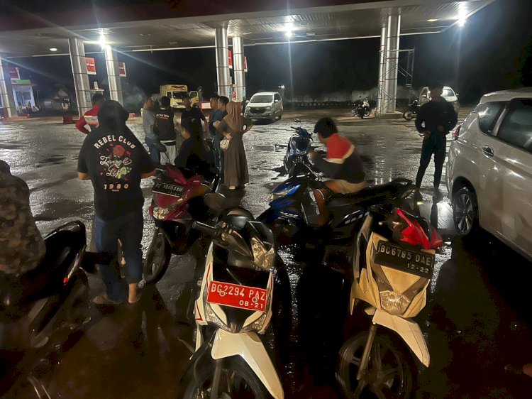 Tampak sejumlah kendaraan milik masyarakat mogok setelah mengisi BBM Pertamax di SPBU 24.4 Talang Padang, Desa Dalam, Kecamatan Belimbing. (Noviansyah/RMOLSumsel.id)