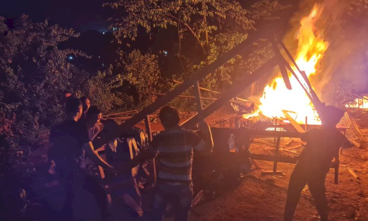 Polsek Lawang Kidul menggerebek dan hanguskan arena judi gelanggang Ayam di daerah Bara Lestari 1, Desa Keban Agung, Kecamatan Lawang Kidul/ist