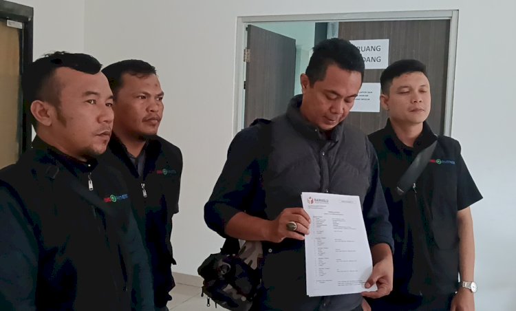 Tim Advokasi Paslon Lucianty-Syaparuddin usai membuat laporan di Bawaslu Sumsel/Foto: Denny Pratama