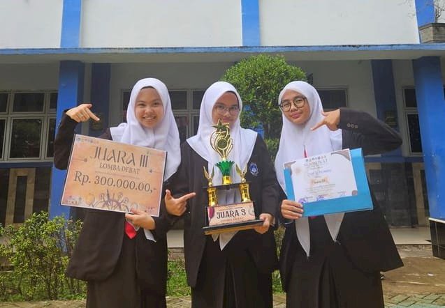Tim debat dari SMA Negeri 6 Palembang. (ist/rmolsumsel.id) 