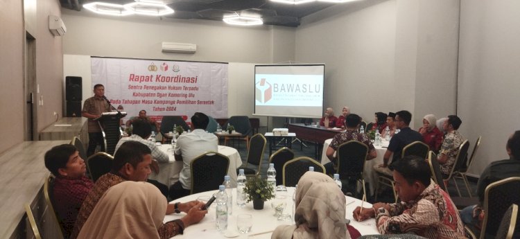 Panwascam se-Kabupaten OKU saat mengikuti Rakor Bawaslu di Hotel Zuri Baturaja, Senin (14/10) malam. (Amizon/RMOLSumsel.id)