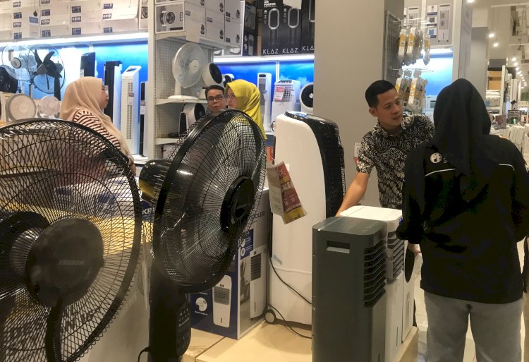 Duty Manager ACE PT Mall saat memberikan keterangan terkair produk ACE/ist