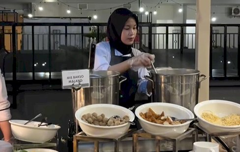 Pegawai Harper Hotel Palembang menyajikan menu. (ist/rmolsumsel.id) 