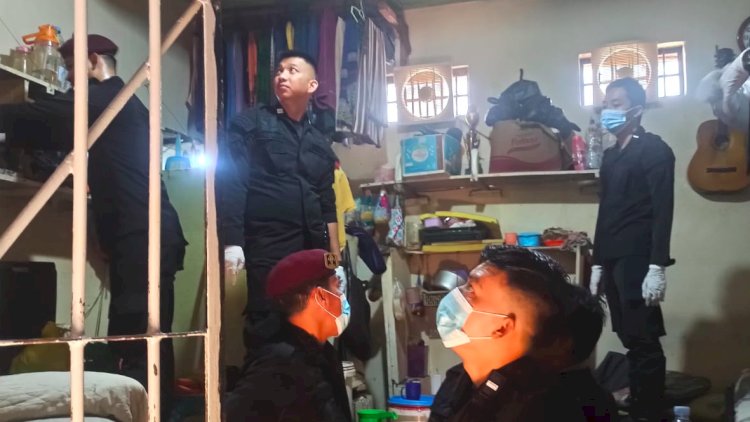 Lapas Pagar Alam menggelar razia di seluruh blok sel tahanan. (Handout)
