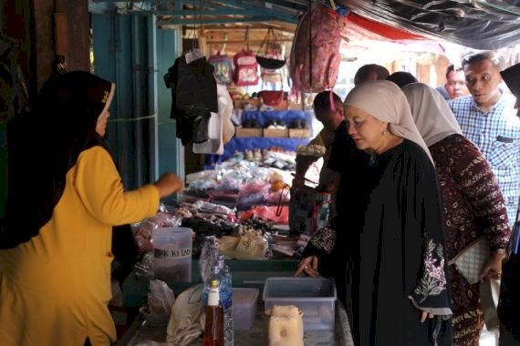Calon Bupati Musi Banyuasin 2024 Lucianty saat mengunjungi pelaku UMKM dan pedagang di pasar tradisional beberapa waktu lalu/ist