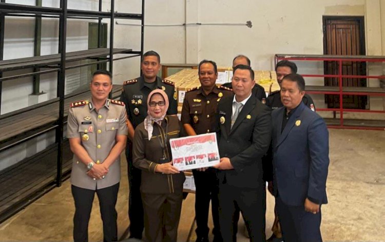 Pj Bupati Muara Enim bersama forkopimda didampingi Ketua KPU dan Bawaslu mengecek surat suara di gudang logistik KPU/ist