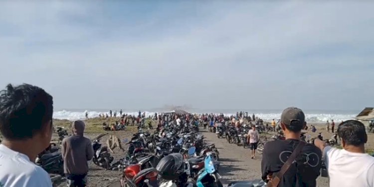 Sebanyak 4 nelayan di Tegalbuleud, Sukabumi, jatuh ke laut usai diterjang ombak besar saat berjalan di atas dermaga/Repro