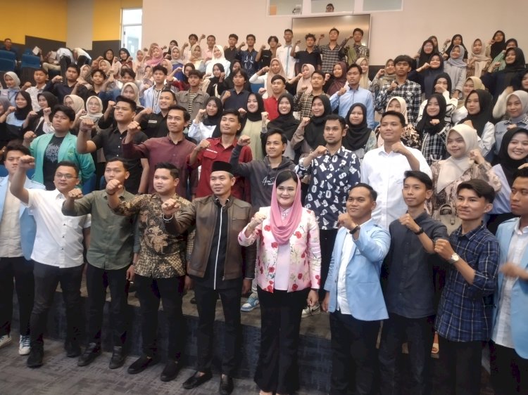 Lury Elza Alex Noerdin, anggota DPRD Sumatera Selatan dari Fraksi Golkar saat menghadiri acara  Sekolah Legislatif yang diselenggarakan oleh Sema UIN Raden Fatah Palembang di auditorium perpustakaan. (Dudi Oskandar/RMOLSumsel.id)