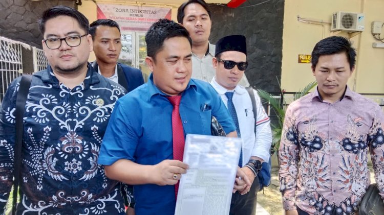 M Ali Ruben SH didampingi Sanusi SH kuasa hukum Muddai Madang memberikan keterangan pers usai melaporkan Asfan Fikri Sanap ke Polda Sumsel . (Fauzi/RMOLSumsel.id)