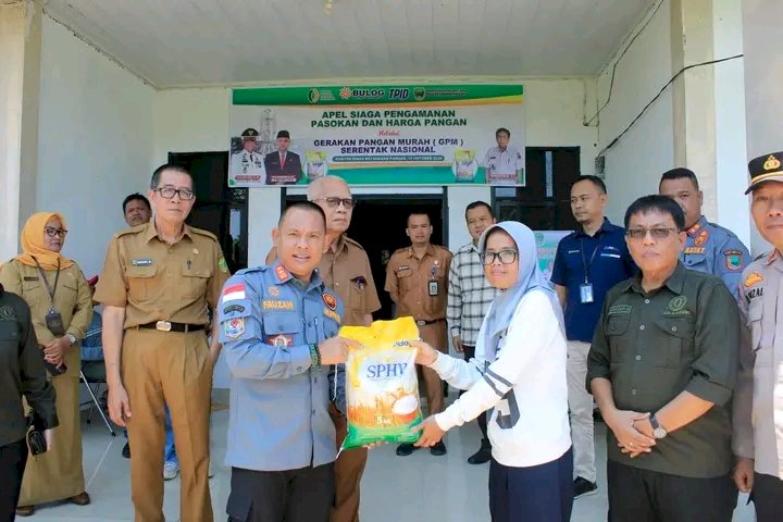  Pemberian beras bantuan desa rawan pangan di Empat Lawang. (Handout)