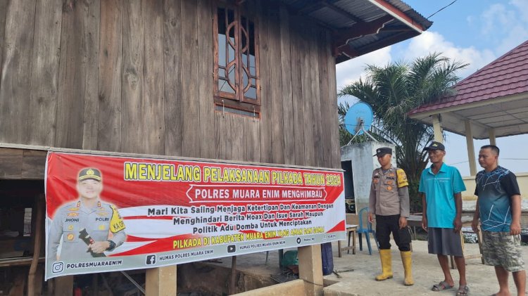  Polres Muara Enim bersama Polsek jajaran intensif melakukan pemasangan spanduk himbauan Pilkada aman dan damai. (Handout)