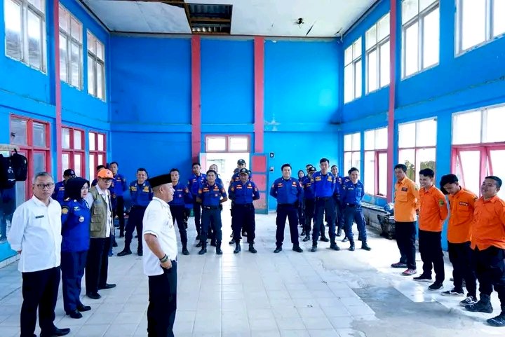 Pj Bupati dan Pj Sekda mengecek personel dan peralatan di BPBD dan Damkar. (ist/rmolsumsel.id) 