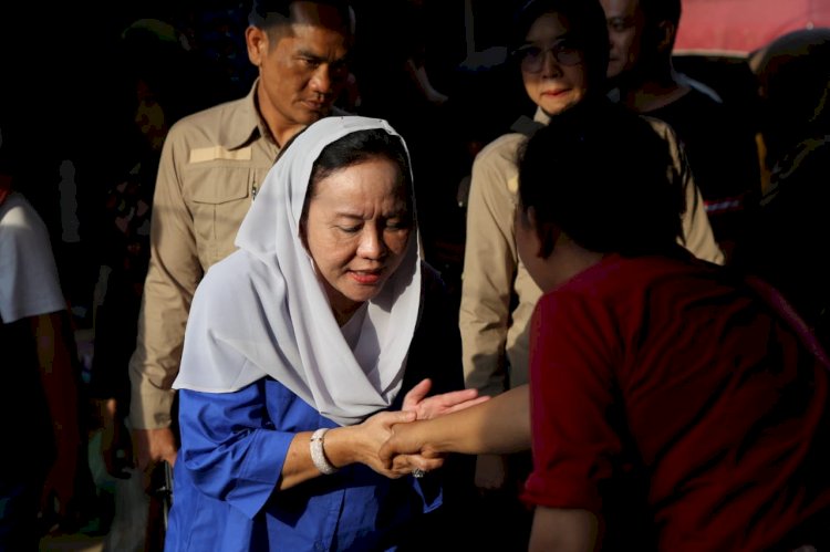 Calon Bupati Muba Lucianty saat menemui warga. (Handout)