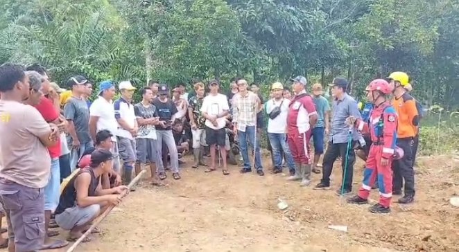 Petugas bersama warga saat melakukan briefing untuk melakukan proses pencarian.(Handout)
