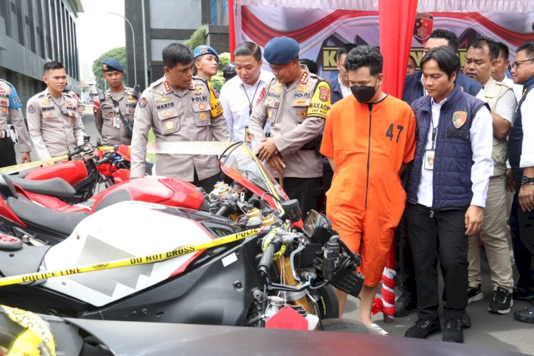 Kabid Humas Polda Sumsel Kombes Pol Sunarto menunjukkan barang bukti mobil mewah dan motor sport milik Bobi Candra bos tambang batu bara ilegal di Muara Enim. (Fauzi/RMOLSumsel.id) 