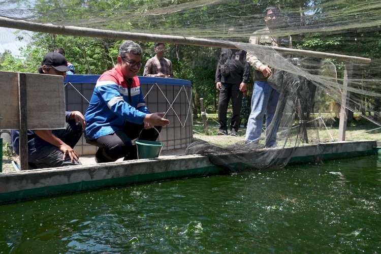 General Manager RU III PT Kilang Pertamina Internasional, Hermawan Budiantoro saat meninjau kolam. (Humas Pertamina)