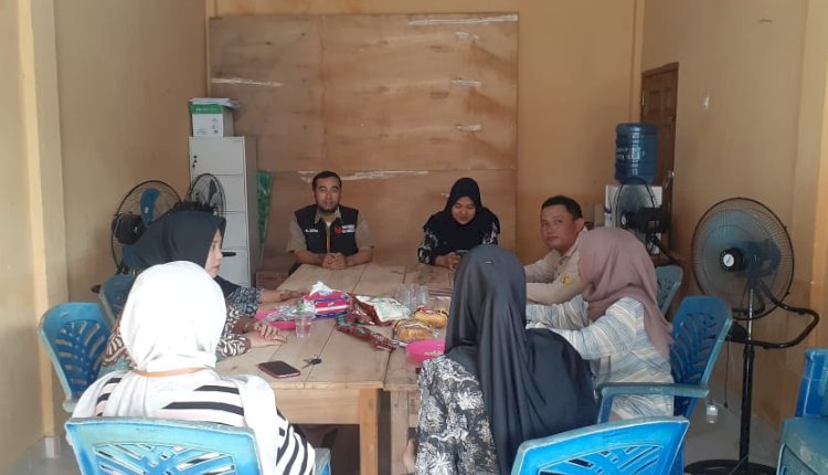  Ketua Panwascam Rawas Ilir Al Qurba saat menerima berkas bakal calon PTPS/Foto: Alam