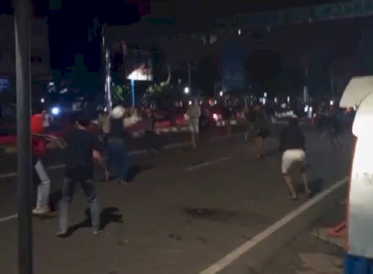Tangkapan layar video tawuran yang beredar di media sosial. (Tangkapan Layar)