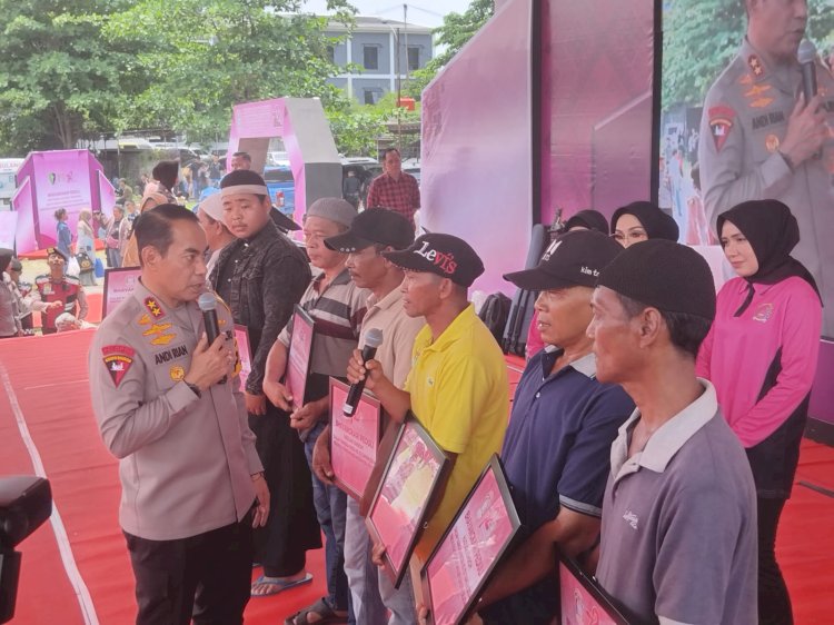 Kapolda Sumsel, Irjen Pol Andi Rian Ryacudu Djajadi saat memberikan hadiah umrah kepada penggali kubur dan pemandi jenazah. (ist/rmolsumsel.id) 