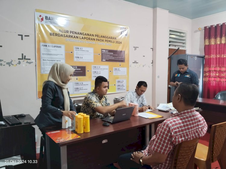 Tim BP2SS saat melaporkan temuan dugaan pelanggaran pemilu ke Bawaslu OKU. (ist/rmolsumsel.id) 