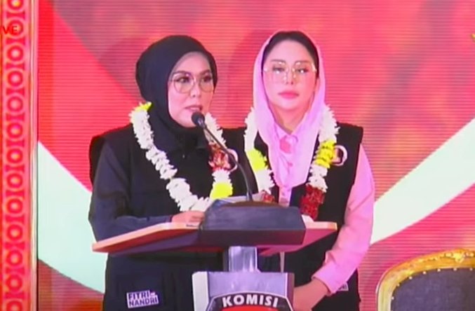 Calon Wali Kota dan Wakil Wali Kota Palembang, Fitrianti Agustinda dan Nandriani saat debat Pilwako Palembang. (handout/rmolsumsel.id) 
