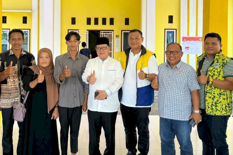 Darmadi bersama istri foto bersama dengan HM Syarif Hidayat/ist