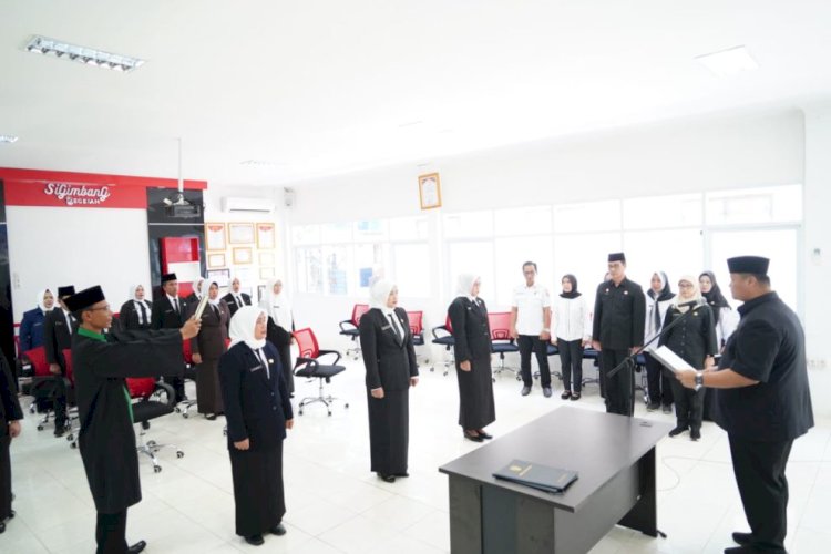 Sekretaris Daerah Ir. Erwin Ibrahim, ST., MM melantik dan mengambil sumpah 16 pejabat fungsional di lingkungan Dinas Kesehatan Banyuasin/ist
